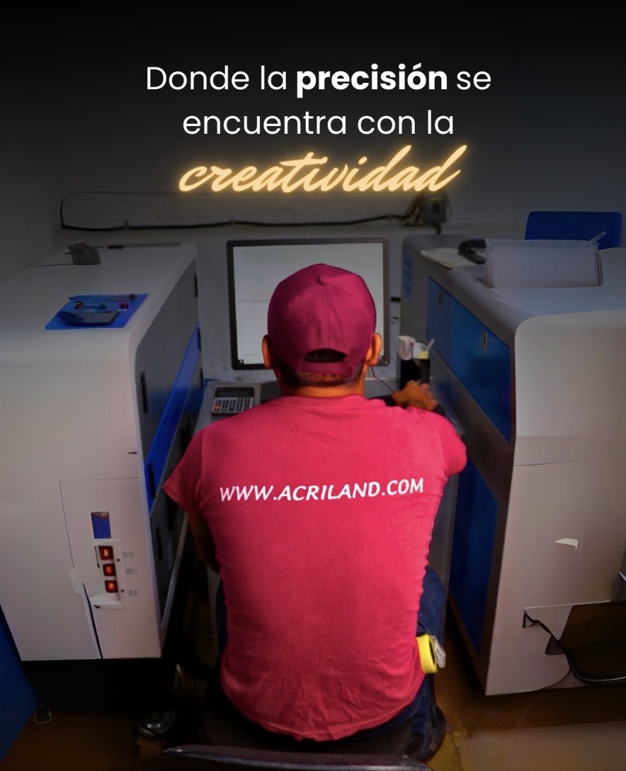 Especialista de ACRILAND trabajando entre máquinas de corte láser