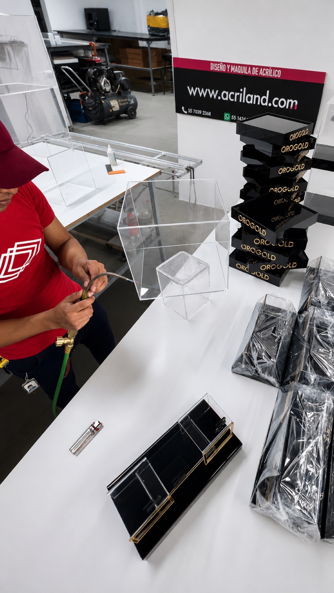 Detalle de ensamble de piezas de acrílico en el taller de ACRILAND
